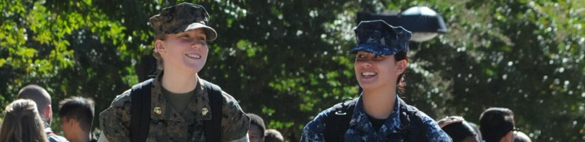海军军官候补生，都是穿制服的女性，正走向教室