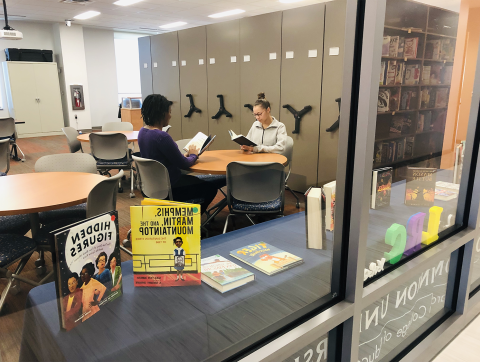 学生 read books in the ODU 学习 Resource Center.