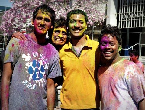 四名学生全身涂满色彩鲜艳的粉末庆祝胡里节.