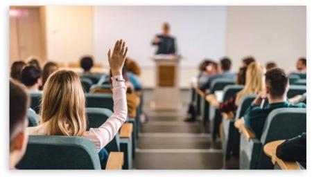 学生在ODU课上举手