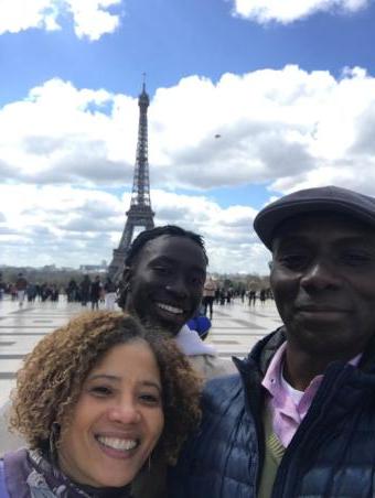 山姆和父母在巴黎